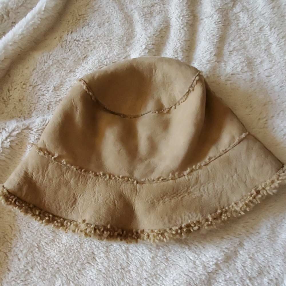 Banana Republic shearling bucket hat